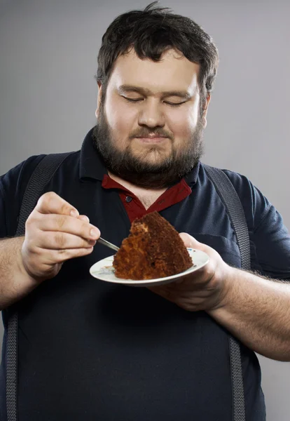 Divertido gordo comiendo pastel de chocolate —  Fotos de Stock