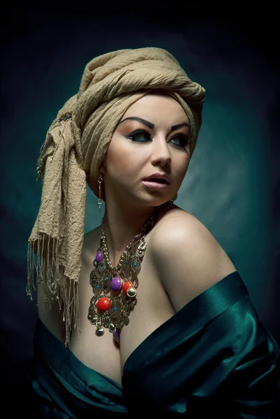 Портрет красивой арабской девушки — стоковое фото