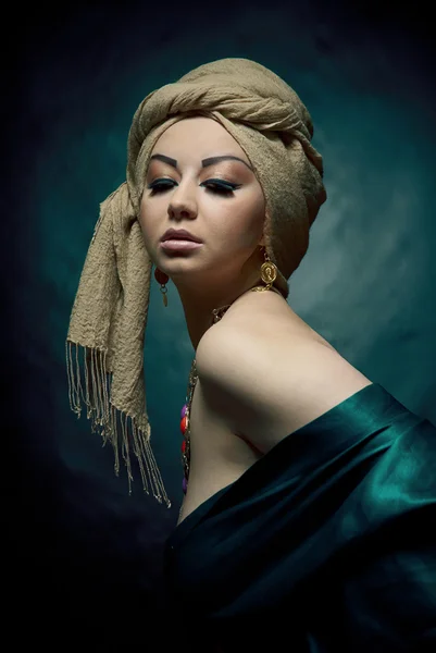 Porträtt av en vacker arabiska flicka — Stockfoto