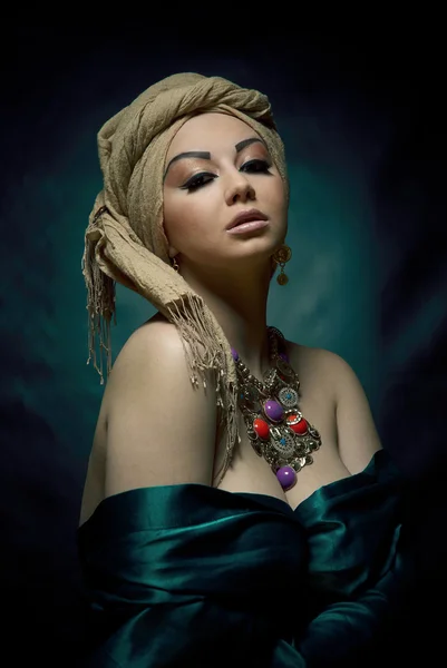 Retrato de uma bela menina árabe — Fotografia de Stock