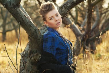 sarışın kız Güz günbatımında Bahçe