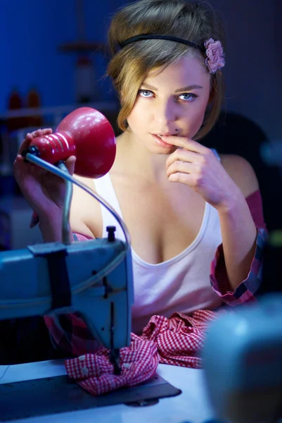 Seductora rubia cosiendo en su taller —  Fotos de Stock
