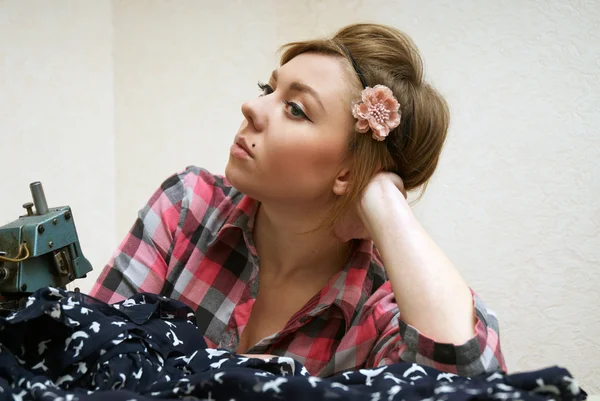 Woman seamstress posing near sewing machine — Stock Photo, Image