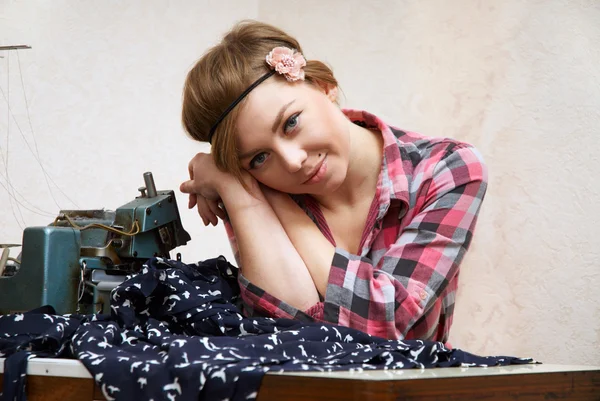 Mujer costurera posando cerca de la máquina de coser —  Fotos de Stock
