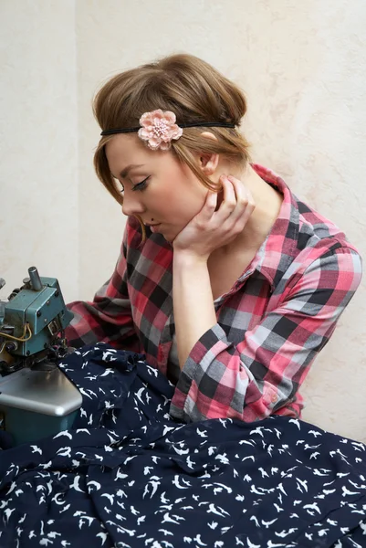 Жіноча швачка позує біля швейної машини — стокове фото