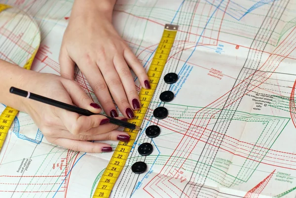 Female hands measuring distance — Stock Photo, Image