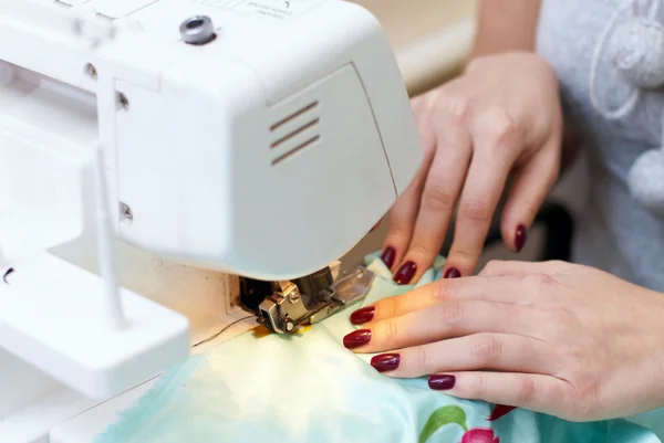 Ženské ruce pracují na šicí stroj — Stock fotografie