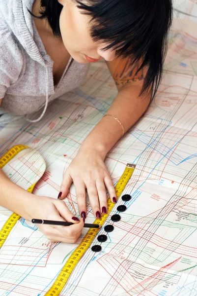 stock image Young seamstress measuring distance