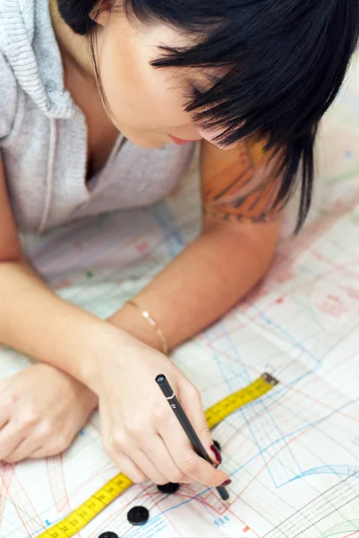 Young seamstress measuring distance — Stock Photo, Image