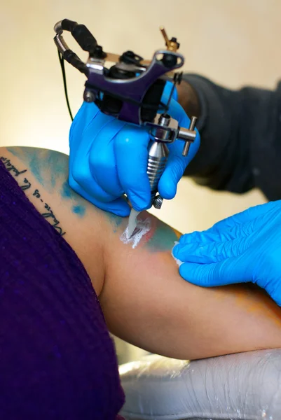 Mâinile tatuatorului creează un tatuaj — Fotografie, imagine de stoc
