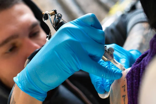 Creat tattooist、タトゥーの手 — ストック写真