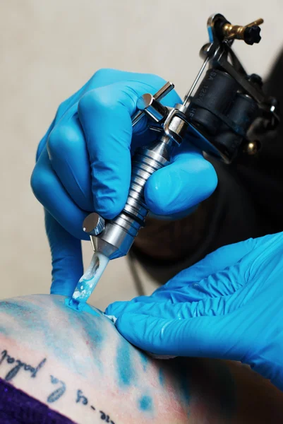 Hands of tattooist creat a tattoo — Stock Photo, Image