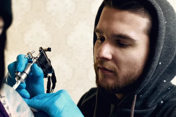Бородатий кавказьких татуювальників створює татуювання на жінки повинні — стокове фото