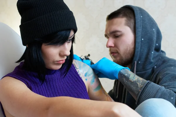 Emoções de uma menina ao fazer uma tatuagem — Fotografia de Stock
