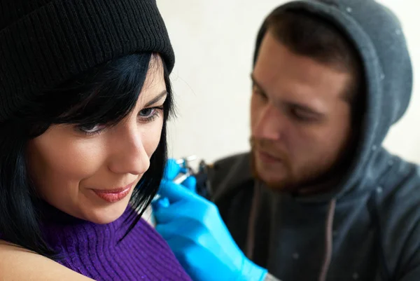 Emoțiile unei fete în timp ce face un tatuaj — Fotografie, imagine de stoc