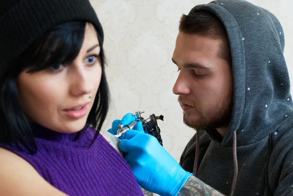 Emoțiile unei fete în timp ce face un tatuaj — Fotografie, imagine de stoc