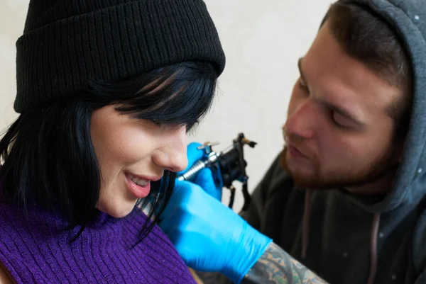 Érzelmek a lány, miközben egy tetoválás — Stock Fotó