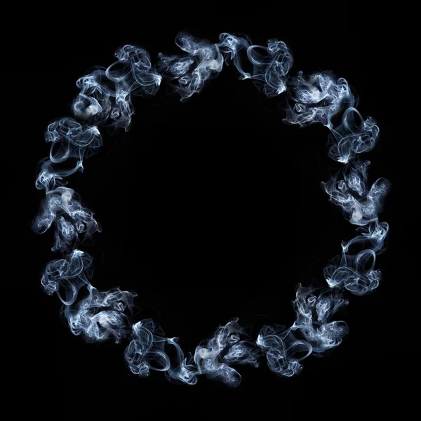 Fumo anello isolato su nero — Foto Stock