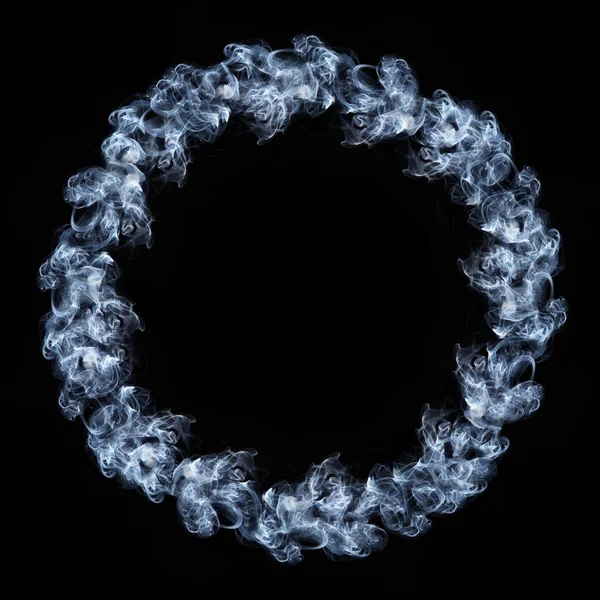 Fumo anello isolato su nero — Foto Stock