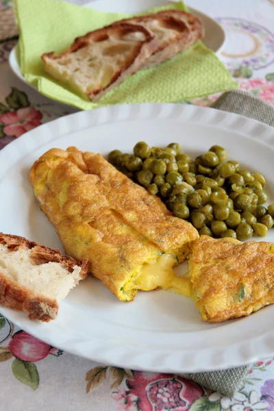 Cheese omelette and green peas — Stock Photo, Image