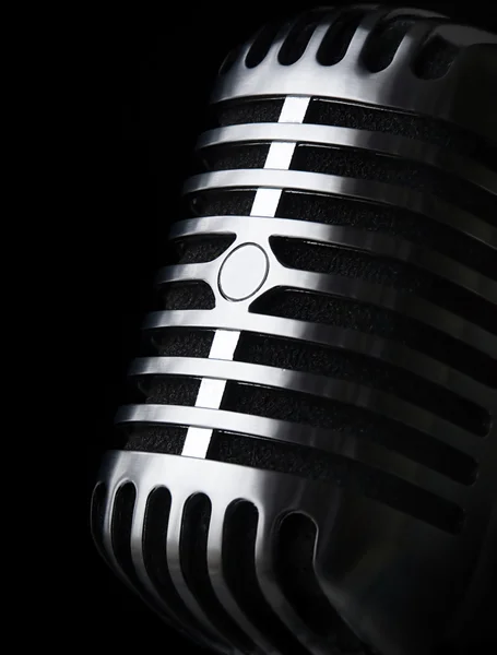 Retro mikrofon kommer ut ur skuggan — Stockfoto
