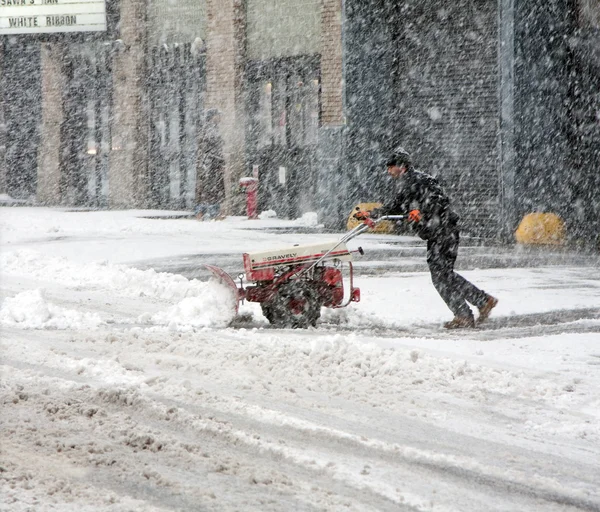 Homem limpando neve durante tempestade de neve — Fotografia de Stock