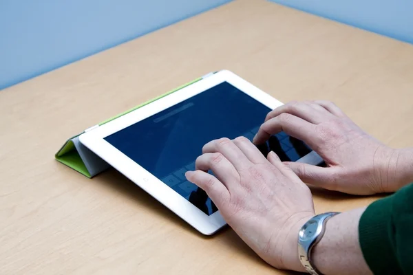 IPad 2 tablet user hands typing — Stock Photo, Image