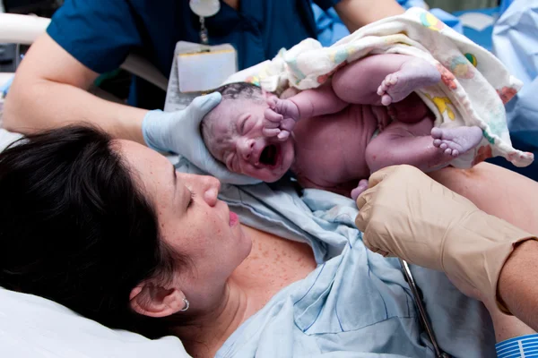 Новая жизнь - рождается ребенок — стоковое фото