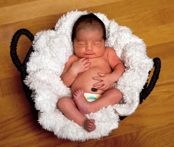 Niedliches Baby schläft im Korb — Stockfoto