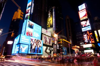 times Meydanı gece Broadway