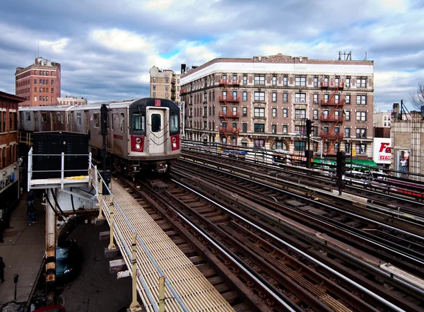 NYC tunnelbanetåg rida genom bronx — Stockfoto