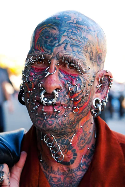 Ansikte med tatueringar och piercingar — Stockfoto