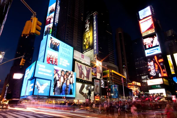 Broadway op times square per nacht — Stockfoto