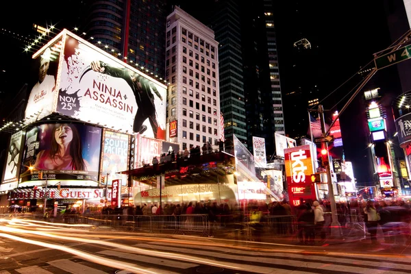 Broadway op times square per nacht — Stockfoto