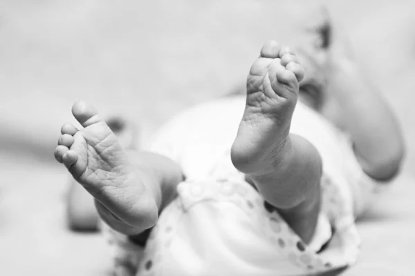 Lindo bebé pies — Foto de Stock
