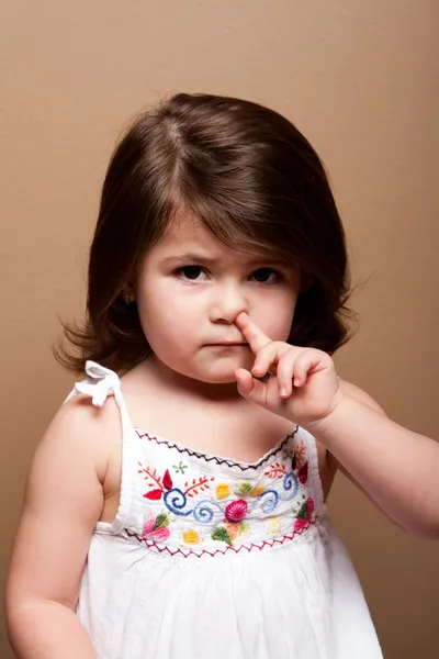 Μικρό παιδί με το δάχτυλο στη μύτη — Φωτογραφία Αρχείου