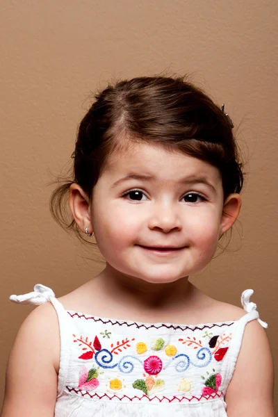 Ευτυχισμένος χαμογελαστό κορίτσι μικρό παιδί — Φωτογραφία Αρχείου