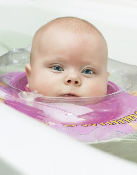 Bebé nadando —  Fotos de Stock