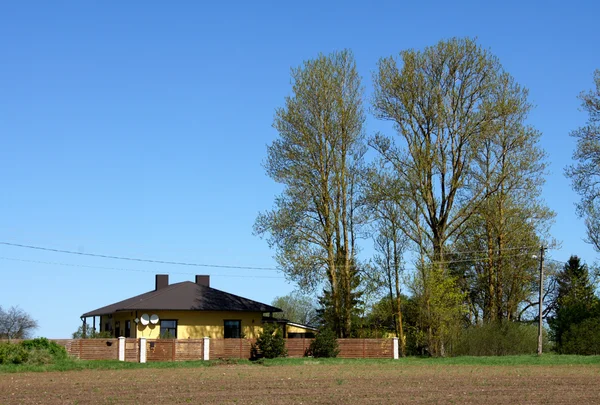 Dům a strom — Stock fotografie