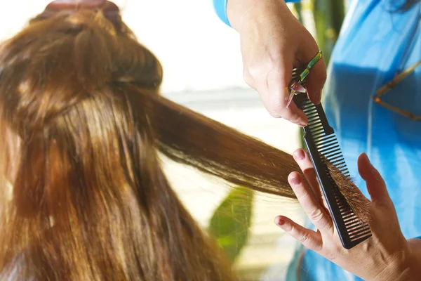 Cabeleireiro fazendo corte de cabelo feminino — Fotografia de Stock