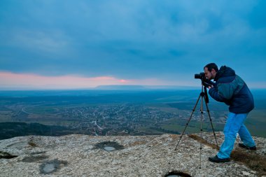 fotoğrafçı dağın zirvesinde