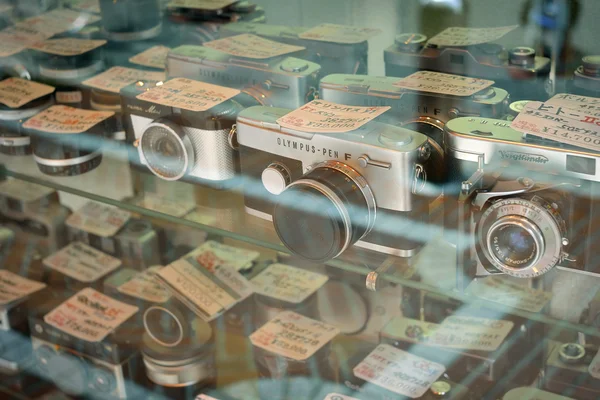 Film cameras store — Stock Photo, Image