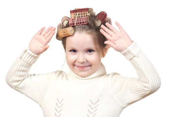 Красива маленька дівчинка з бігунками на голові . — стокове фото