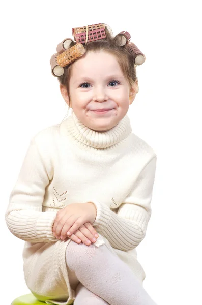 Красивая маленькая девочка с бигудями на голове . — стоковое фото