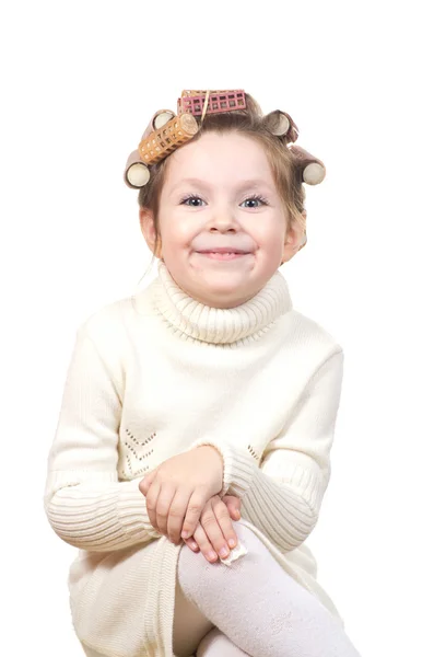 Schönes kleines Mädchen mit Lockenwicklern auf dem Kopf. — Stockfoto