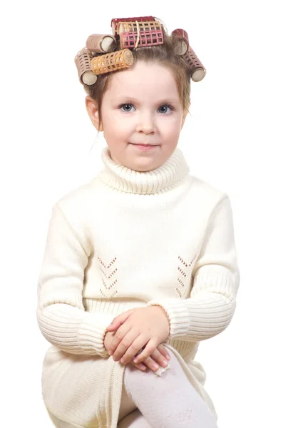 Gyönyörű kislány fején hajcsavarók. — Stock Fotó