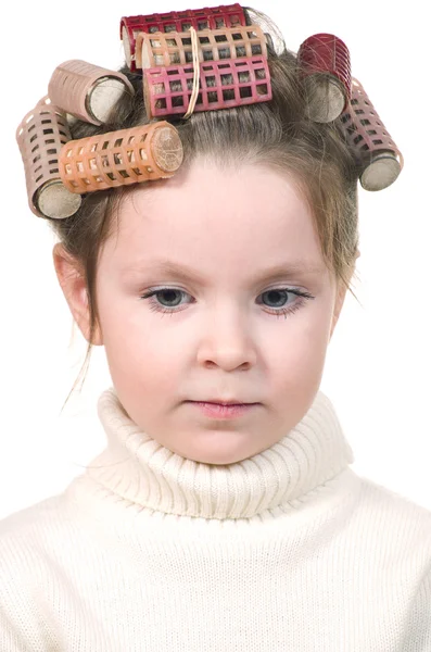 Bella bambina con i bigodini sulla testa . — Foto Stock