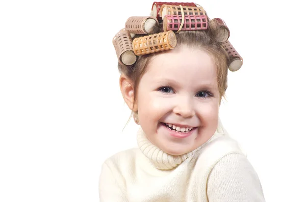 Hermosa niña con rizadores en la cabeza . — Foto de Stock