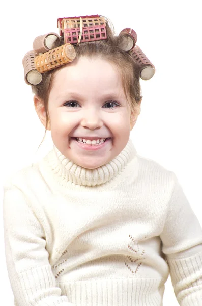 Красивая маленькая девочка с бигудями на голове . — стоковое фото