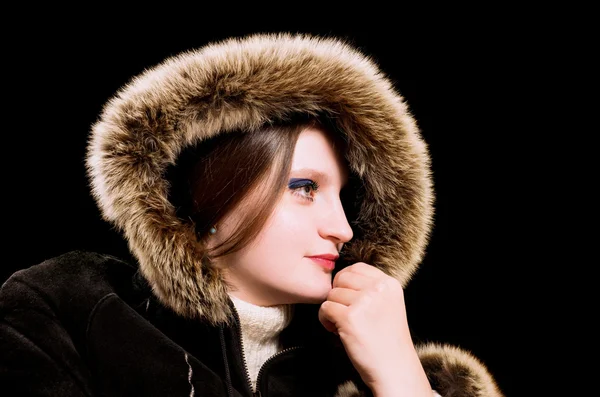 겨울 모피 코트를 입은 아름다운 여인 — 스톡 사진